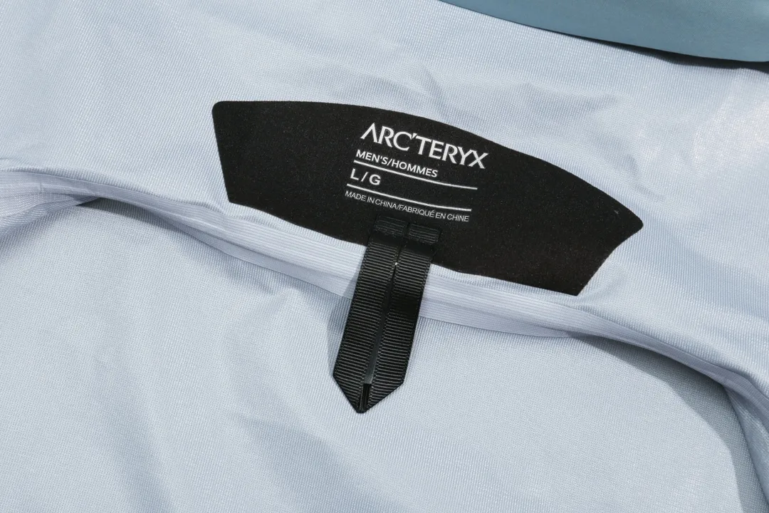 ARC'TERYX GORE-TEX Jacket BETA LT （Yb 3D ， Tri-Durance ） Factory #26844 ， YKK ， ， ， Beta LT ， 。 bluesign@ N 3LGORE-TEX ， Wear-Resistant， 、 Breathable， 。 Storm Hood Water Tight ， ， ， 。 ，VISLON ， Velcro ， Zip-in， ARC TERYX BETA： 。 LT ： ， Wear-Resistant。 GORE-TEX： 、 、Breathable SIZE ：S M L XL XXL